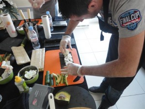 Sylvain qui prépare un Maki sushi